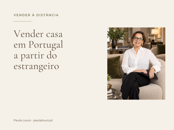 Capa do artigo «Vender casa em Portugal a partir do estrangeiro», com Paula Louro sentada num sofá.